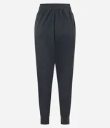 Pantalón deportivo tipo jogger de la marca Get Over, confeccionado en una mezcla de poliéster, modal y elastano. Presenta cintura elástica con cordón de ajuste, bolsillos delanteros amplios y puños elásticos en los tobillos.