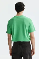 Remera de algodón liviano color verde, con cuello redondo y corte estándar.