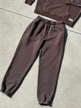Pantalón de jogging marrón de felpa con cintura y tobillos elastizados.