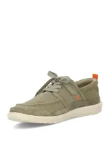Zapatos slip-on color verde militar, confeccionados en lona y gamuza, con cordones elásticos y suela blanca.