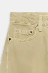 Jeans balloon leg de tiro medio y longitud al tobillo, con efecto lavado, cintura con trabillas, cinco bolsillos y cierre frontal con cremallera y botón.