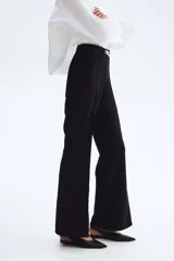Pantalón sastre de tiro alto en punto roma pesado con cinturón decorativo y hebilla de metal. Piernas bootcut con pliegue cosido adelante y atrás.
