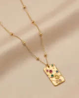 Collar de acero con baño de oro, con cadena de eslabones finos y dije rectangular de superficie texturizada con incrustaciones de circonias multicolor.