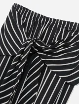 Pantalón palazzo negro con rayas verticales blancas y lazo en la cintura.