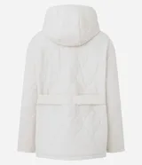 Campera acolchada de microfibra color crema, con diseño capitoneado, capucha integrada, cierre frontal oculto y cinturón ajustable del mismo tejido para entallar la silueta.