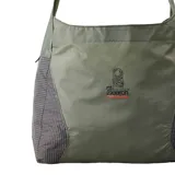 Bolso tipo tote plegable de la marca Rip Curl, color verde oliva con paneles laterales en tejido técnico cuadriculado. Cuenta con una correa larga para llevar al hombro y logo estampado en el frente.