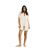 Vestido camisero corto color crudo, de corte recto, con cuello camisero, mangas cortas y cierre frontal con botones.