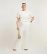 Pantalón flare de sastrería Ashua color blanco, con elástico en la espalda y bolsillos tipo cuchillo.