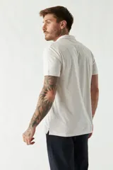 Remera con cuello polo en tejido buttoné, corte regular, logo bordado y mangas cortas.