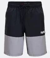 Bermuda deportiva de tejido plano de poliamida, color negro y gris claro, con bloques de color reflectivo en la parte inferior. Presenta cintura elástica con amarre y un pequeño logo de la NASA en la pierna derecha.