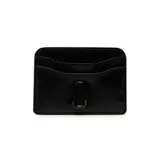 Tarjetero minimalista Marc Jacobs, color negro, confeccionado en cuero con textura saffiano. Presenta cuatro ranuras para tarjetas, un bolsillo central y el logo metálico de la marca en el frente.