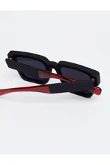 Lentes de sol Tiwi modelo Tokio, color negro con detalles en rojo en las puntas y cristales negros.