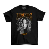 Remera negra de algodón con estampa frontal en color naranja que combina una fotografía en blanco y negro de la cantante Shakira con tipografía estilo graffiti.