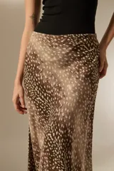 Falda midi de corte recto con estampado animal print en tonos marrones y negros. Confeccionada en lyocell, presenta una caída fluida y elegante.