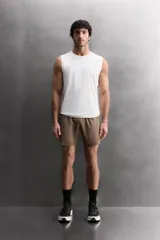 Short deportivo Zara Athleticz color marrón, de tejido técnico ligero y elástico con cintura elástica ajustable con cordón y detalles de bolsillos.