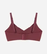 Soutien color marrón con copa desmontable, escote en V, tirantes ajustables y cierre en la espalda.