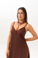 Vestido largo color marrón chocolate, de corte recto y holgado, con escote en V y tirantes finos.