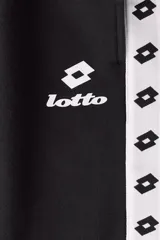 Short de felpa de mezcla de algodón en color negro, con corte regular fit, cintura elástica con cordón de ajuste y bolsillos laterales. Presenta franjas laterales blancas con el logotipo de la marca repetido y el logo de Lotto bordado en la pierna izquierda.