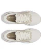 Championes de running Under Armour modelo W Ascend, color beige con detalles en blanco. Presentan una parte superior de malla transpirable con refuerzos sintéticos, entresuela Charged+ Cushioning para mayor amortiguación y suela de goma resistente.