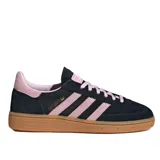 Championes Adidas modelo Handball Spezial, con capellada de gamuza en color negro y detalles en rosa pastel en las tres tiras, cordones y talón. Presenta una suela de goma color caramelo con el logo de la marca grabado en el lateral.