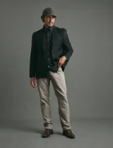 Pantalón de sarga con cinco bolsillos, confeccionado en algodón con elastano. Presenta un corte recto, cierre de botón metálico y bolsillos traseros de parche.