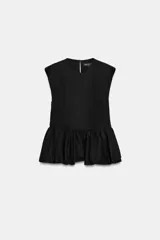 Top negro de manga sisa de Zara Woman Collection, confeccionado en mezcla de algodón, con cuello redondo y bajo acabado en peplum fruncido.