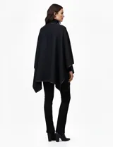 Ruana negra de tejido suave, con cierre frontal de botones metálicos y ribetes de cuero sintético en los bordes.