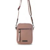 Phone bag color marrón claro con laterales beige, bolsillo frontal con cierre y tirador con flecos. Tiene espacio para celular y billetera, y correa de galón regulable y desmontable.