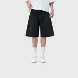 Bermuda baggy de jean negro, de corte holgado, estilo urbano y tiro mid-rise.