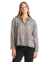 Camisa de algodón color gris con bordados florales en el frente y las mangas. Tiene cuello con solapa y cierre frontal con botones.