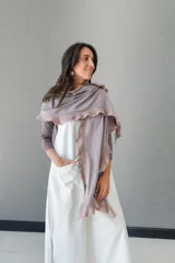 Chalina extra larga color lila, en suave red texturada 100% algodón con detalle de borde en fieltro nuno con lana merino extrafina.