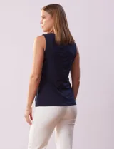 Musculosa negra de poliéster y elastano, con cuello redondo con frunces delanteros y abertura con botón en la espalda.