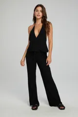 Top negro con escote halter y espalda descubierta.