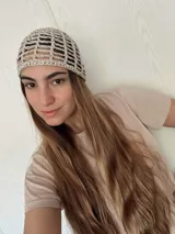 Gorro tipo casquete tejido a mano en crochet con hilo de algodón y lurex.