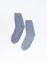 Par de medias cortas grises con talón y puntera blancos, banda superior blanca y banda inferior bordó. Poseen puntos antideslizantes en la planta del pie.