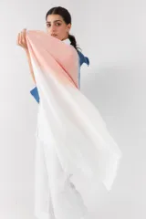 Pañuelo rectangular de seda con diseño degradado en tonos blanco, rosado y azul índigo.