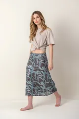 Pollera midi de lentejuelas con estampado abstracto en tonos celeste y gris.