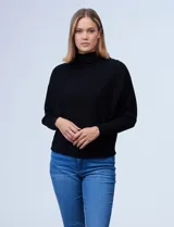 Buzo verde militar en tejido acanalado marca Philosophy, de cuello alto y manga larga japonesa.