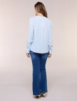 Blusa celeste fluida de viscosa, con escote en V y cuello mao, mangas largas y pliegue central en el delantero.