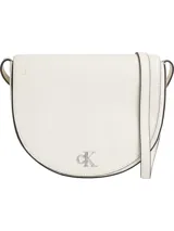 Cartera bandolera Calvin Klein color blanco con correa ajustable y logo metálico CK en el frente. El exterior está confeccionado con un 51 % de poliéster reciclado.