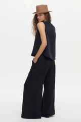 Pantalón azul de corte ancho y relajado, con tiro alto y bolsillos laterales.