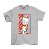 Remera gris de manga corta con estampado frontal inspirado en el anime Dan Da Dan, presentando al personaje Turbo Granny con texto en japonés y detalles en rojo y amarillo.
