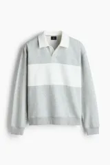 Buzo gris melange con cuello polo y solapa blanca, manga larga, hombros caídos y una franja horizontal blanca en el pecho.