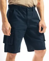 Bermuda cargo color negro de corte clásico, confeccionada en gabardina de algodón con lycra. Cuenta con bolsillos laterales con solapa y presillas para cinturón.
