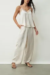 Pantalón palazzo de satén color negro, con cintura elástica y bolsillos laterales.