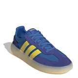 Championes Adidas Barreda Decode de estilo retro, con diseño inspirado en el calzado de fútbol. Presentan una combinación de colores azul y amarillo, con la clásica puntera en forma de T y las tres bandas laterales características de la marca. Cuentan con una mediasuela de aspecto translúcido y suela de goma.
