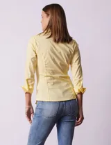 Camisa color salmón de algodón con cuello con solapa, abertura central con botones, delantera tableada y laterales elastizados. Marca Zac & Rachel.