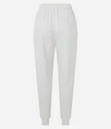 Conjunto de dos piezas color beige, compuesto por un sweater de manga larga con cuello polo y cierre frontal parcial, y un pantalón jogger a juego con cordón ajustable en la cintura.