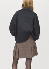 Minifalda de tiro medio con diseño de tablas y estampa de cuadros, con cierre lateral de cremallera.