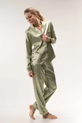 Pijama de satén elastizado color verde oliva, compuesto por una camisa de manga larga con botones y vivo en contraste, y un pantalón recto con elástico y lazo en la cintura.